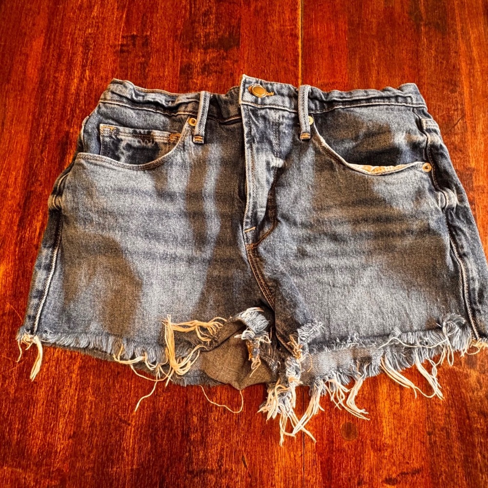 Good American Denim Cut Off Shorts Medium Wash Distressed Frayed Hem Size 4 27 - Picture 5 of 10